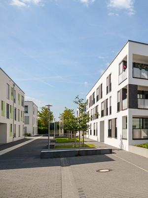 Modernes Wohngebäude mit blauem Himmel