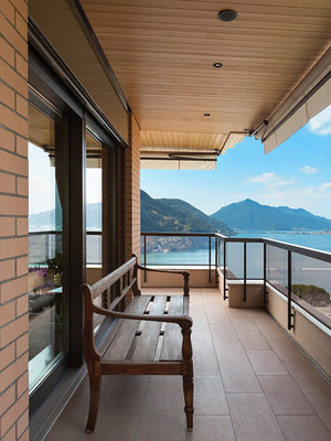 Balkon mit Blick auf Lugano