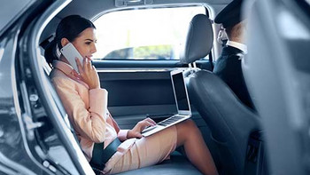 Frau im Taxi am Telefon