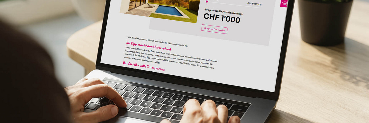 Mann tippt auf einem Tisch auf Laptop 