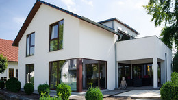 Einfamilienhaus bei schönem Wetter 