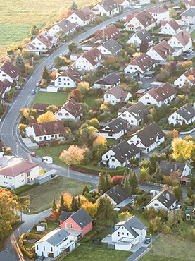 Luftbild einer Schweizer Gemeinde mit Einfamilienhäusern