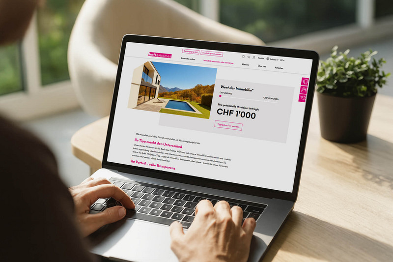 Mann tippt auf einem Tisch auf Laptop