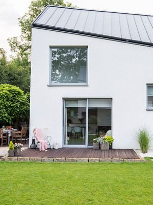 Einfamilienhaus mit weisser Fassade