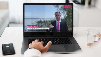 Un candidato guarda la presentazione dell'azienda online