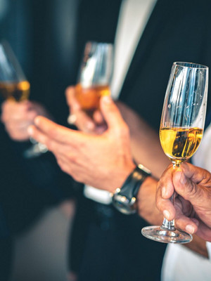 Apéritif avec des boissons et des personnes qui parlent entre elles