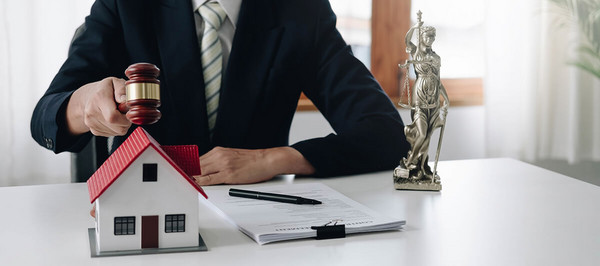 Modellhaus und Dokumente auf Tisch