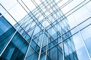 Immeuble de bureaux vitré avec un gratte-ciel en arrière-plan