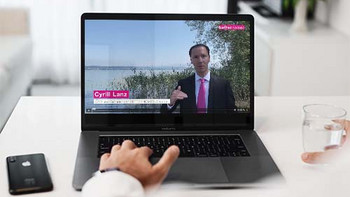 Un candidato guarda la presentazione dell'azienda online