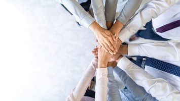 Les mains se touchent au milieu et forment un cercle pour symboliser le travail d'équipe