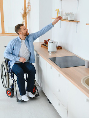 Immobilie mit Gerüst und Solarpanel am Dach