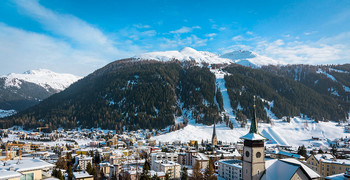 Vogelperspektive auf Davos in der Schweiz