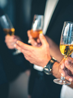 Apero mit Getränken und Personen, die miteinander sprechen