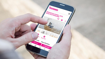 Una macchina fotografica su un cavalletto è al centro di un soggiorno accogliente