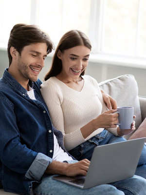 Glückliches junges Pärchen auf der Couch