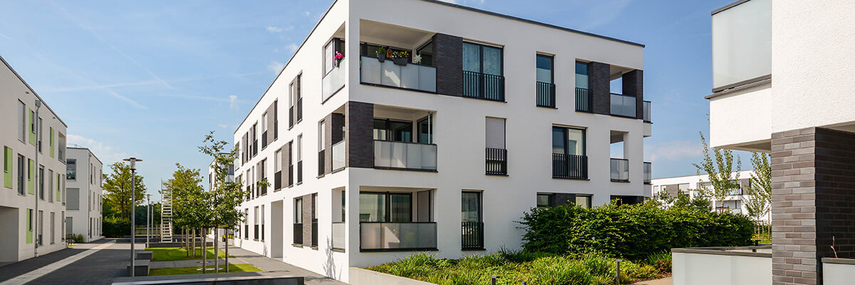 Modernes Wohngebäude mit blauem Himmel 
