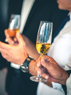 Aperitivo con drink e persone che parlano tra loro