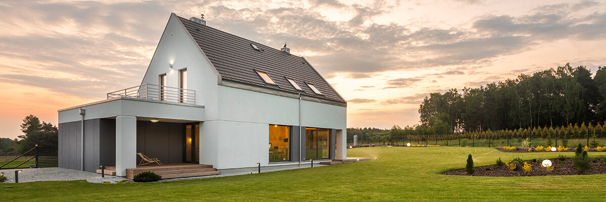 Einfamilienhaus im Grünen bei Sonnenaufgang