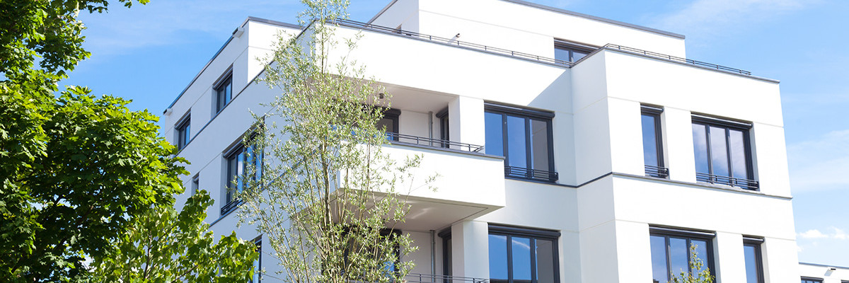 Modernes Mehrfamilienhaus mit heller Fassade