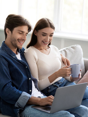 Jeune couple heureux sur le canapé