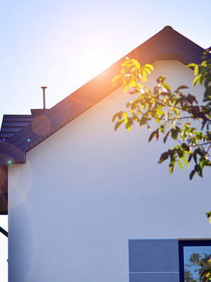 Neues Einfamilienhaus mit weisser Fassade von aussen