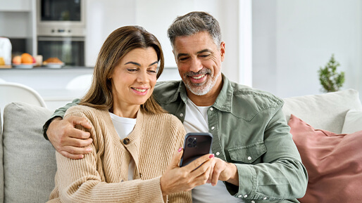 Ehepaar erhält eine kostenlose Immobilienbewertung per E-Mail
