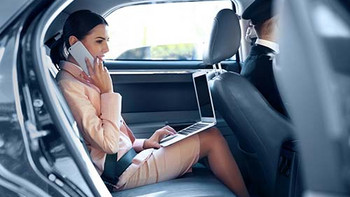 Femme dans un taxi au téléphone