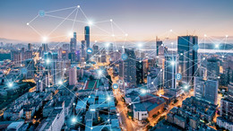 Eine vernetzte Stadt bei Nacht
