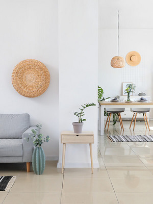 Stilvolle eingerichtete Wohnung mit grauem Sofa und hellem Möbeln
