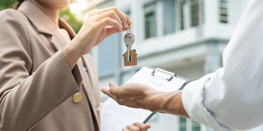 Schlüsselbund auf Tisch von moderner Wohnung