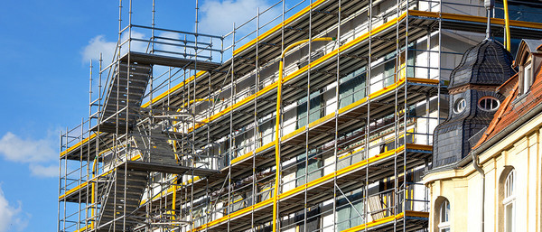 Wohngebäude mit Gerüst