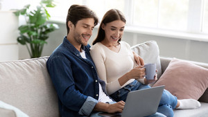 Jeune couple heureux sur le canapé