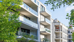 Mehrfamilienhaus mit Bäumen rundherum