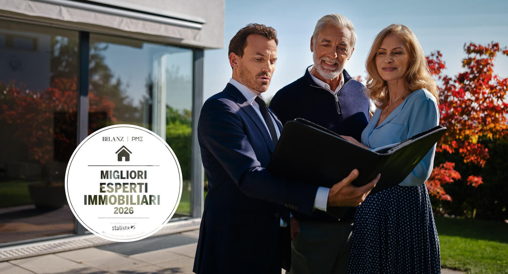 Coppia felice davanti a una bella casa si guarda con amore