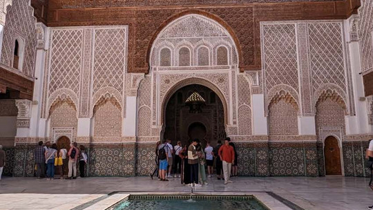 Innenhof eines kulturen Bauwerks in Marrakesch