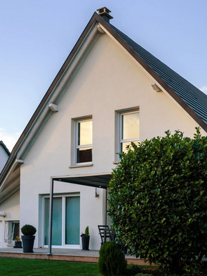 Maison individuelle blanche dans un lotissement résidentiel