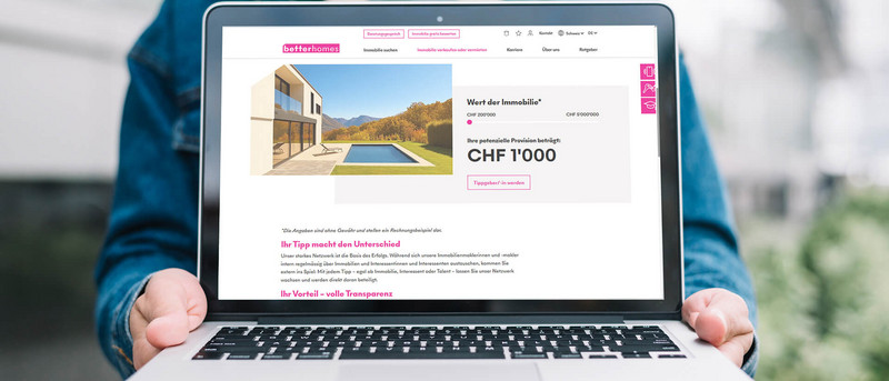 Mann hält Laptop in die Kamera