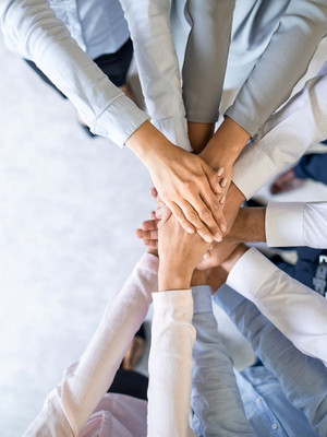 Les mains se touchent au milieu et forment un cercle pour symboliser le travail d'équipe