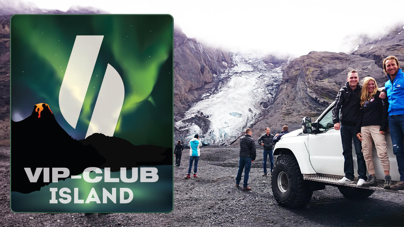 Personen auf einem Auto stehend vor einem Gletscher in Island