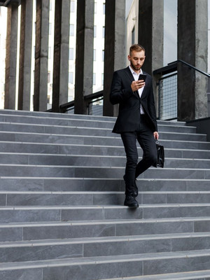 Il broker corre giù per le scale