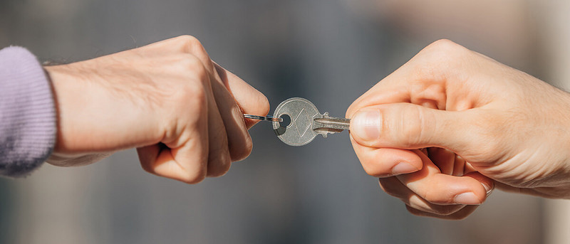 Zwei Personen ziehen an Schlüssel
