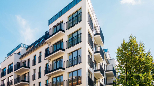 Modernes Mehrfamilienhaus von aussen fotografiert