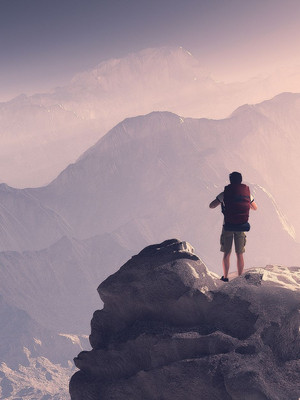 Uomo in piedi su una montagna con uno zaino