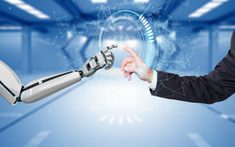 Digitalisierung im Immobilienmarkt: Menschliche Hand berührt Roboterhand