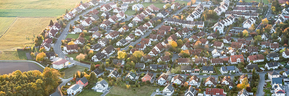 Luftbild einer Schweizer Gemeinde mit Einfamilienhäusern