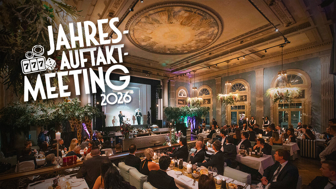 Personen schauen auf eine Bühne