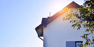 Neues Einfamilienhaus mit weisser Fassade von aussen