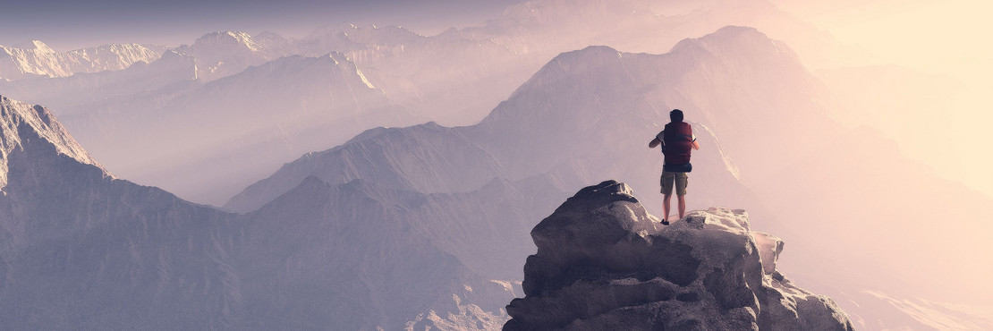 Uomo in piedi su una montagna con uno zaino
