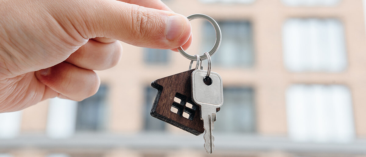 Schlüssel wird an Person übergeben