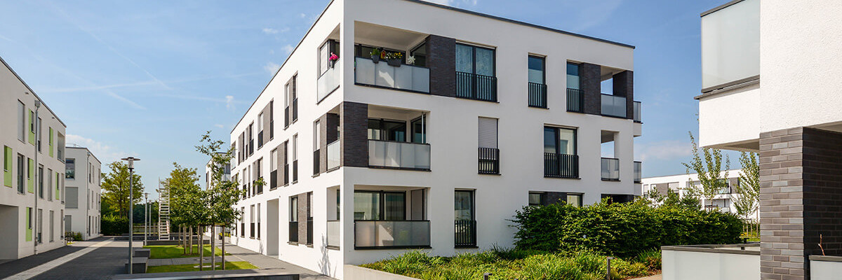 Mehrfamilienhaus bei blauem Himmel
